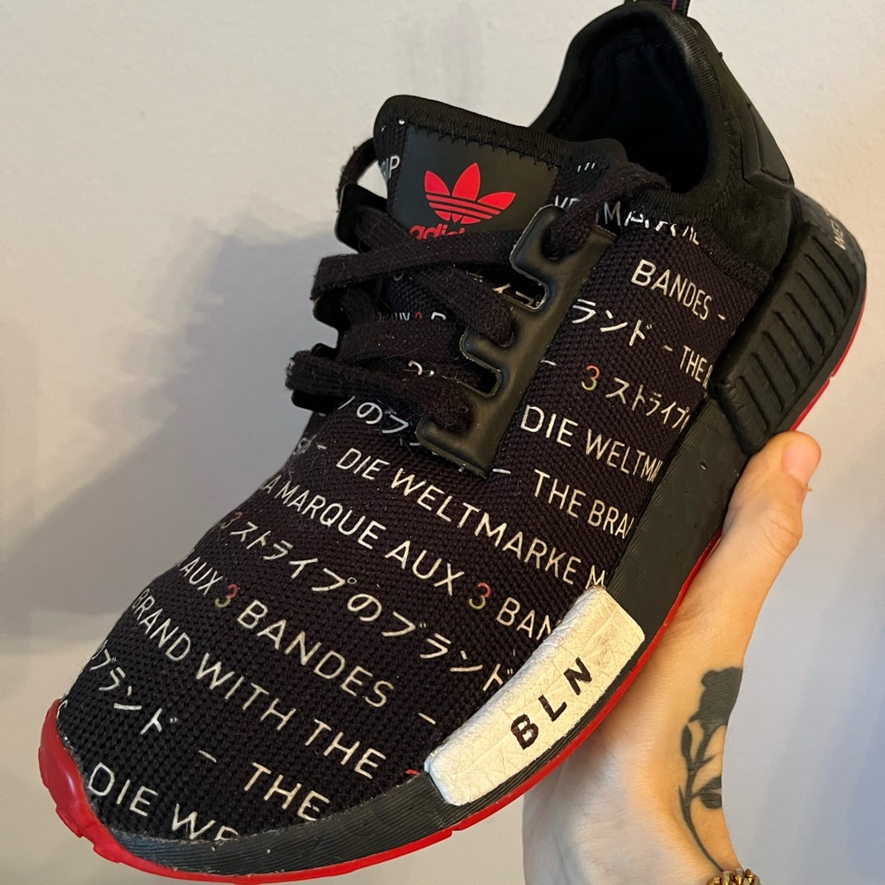 nmd r1 black white yellow